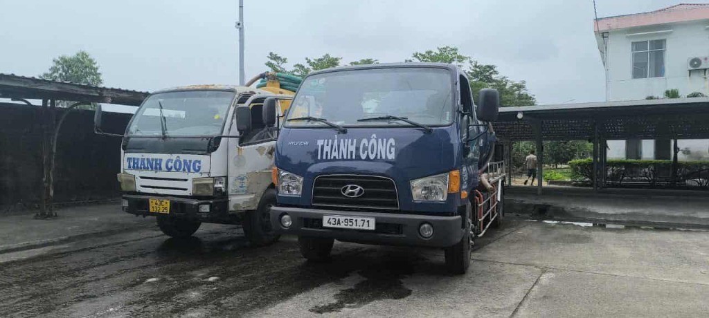 Đội xe hút hầm cầu Thành Công tại bãi đậu xe