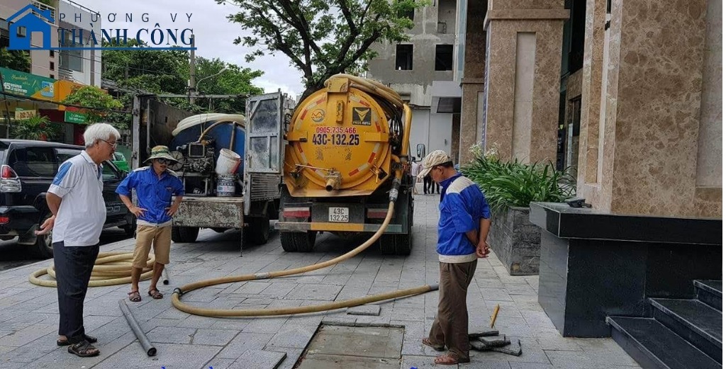 Đội ngũ kỹ thuật viên Phương Vy Thành Công đang hút hầm cầu chuyên nghiệp tại Đà Nẵng