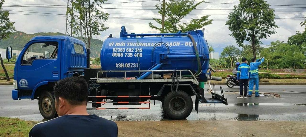 Thợ tháo dỡ bồn cầu để cho đầu máy lò xo vào kéo dị vật