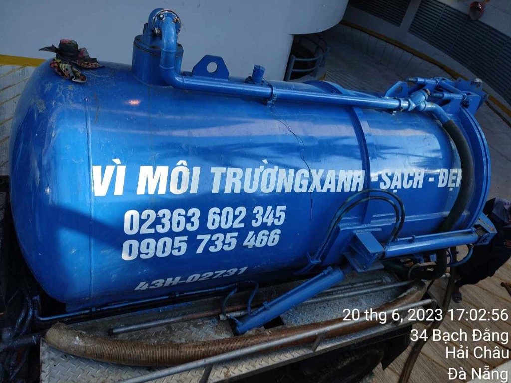 Thợ sử dụng súng phun nén khí bắn thẳng xuống ống