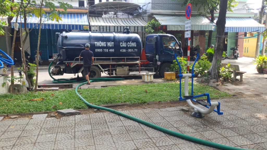 Xe hút chân không đang thi công hút hầm cầu tại khu dân cư