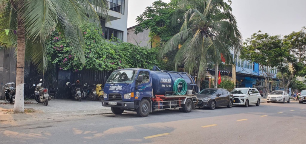 Xe hút hầm cầu chân không Thành Công trên đường phố Đà Nẵng